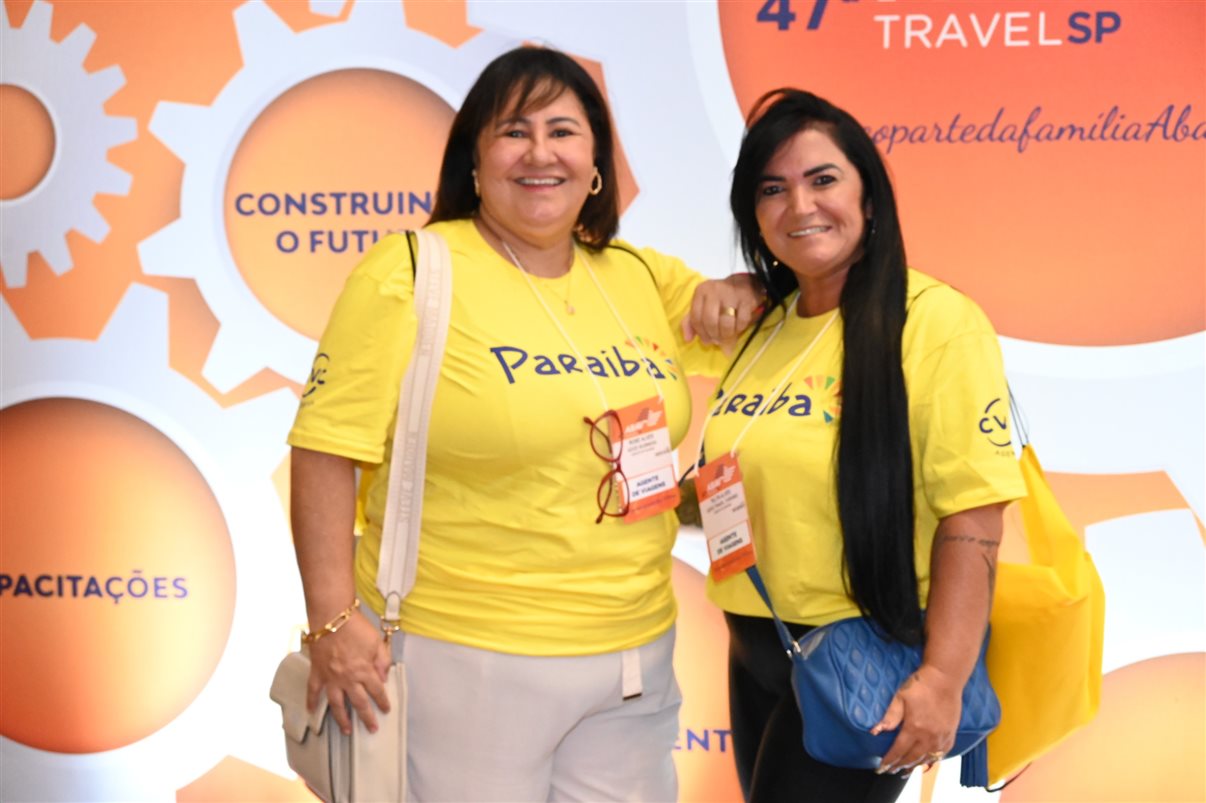 Rogério Mendes, da CVC, entre Allan Sales, Cibelly Santos e Ferdinando Lucena, da PBTur