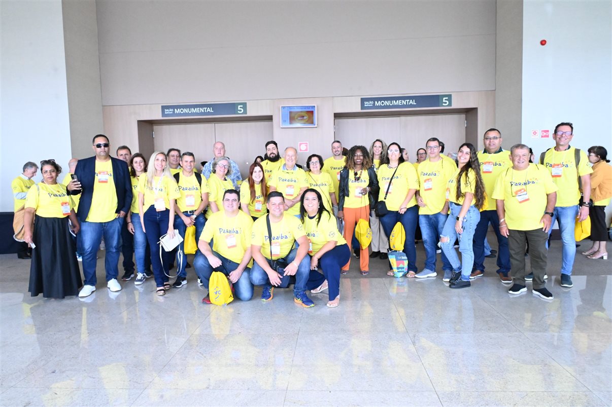Equipes da CVC e PBTur preparam almoço para os agentes