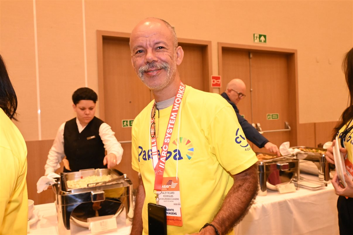 Equipes da CVC e PBTur preparam almoço para os agentes