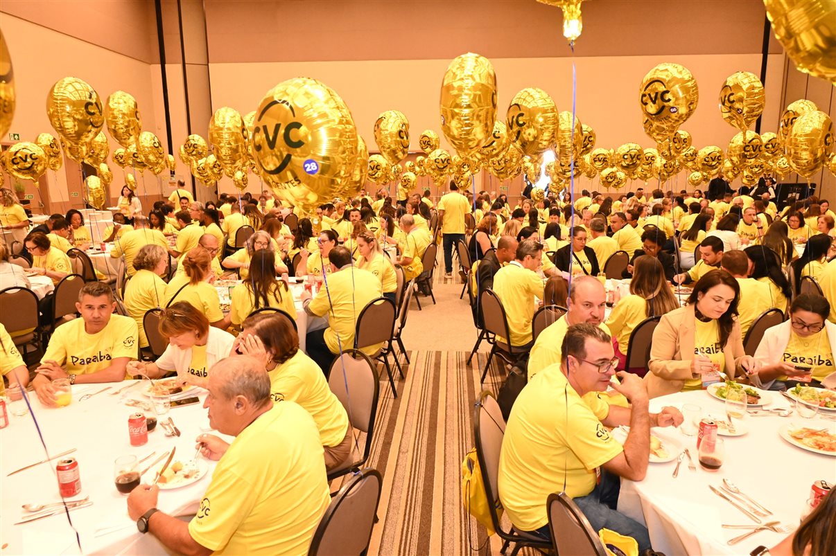 Equipes da CVC e PBTur preparam almoço para os agentes
