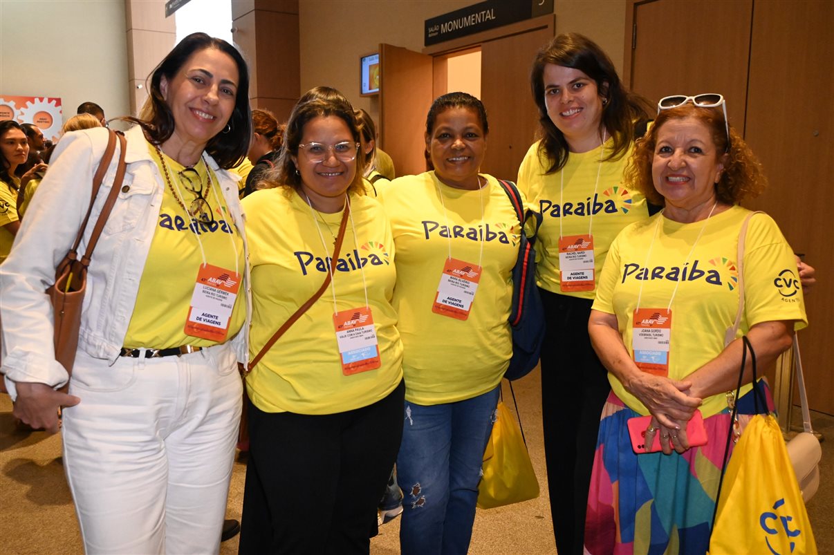 Equipes da CVC e PBTur preparam almoço para os agentes