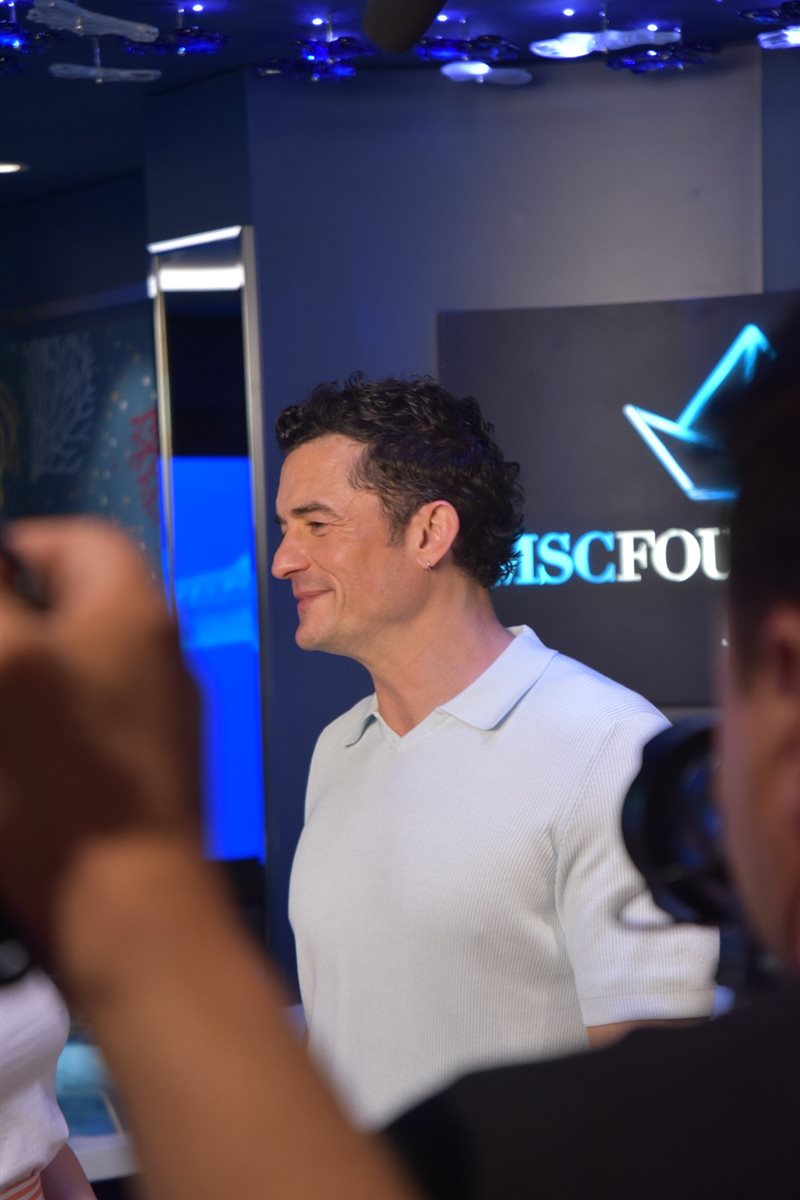 Orlando Bloom no espaço MSC Foundation, dentro do navio