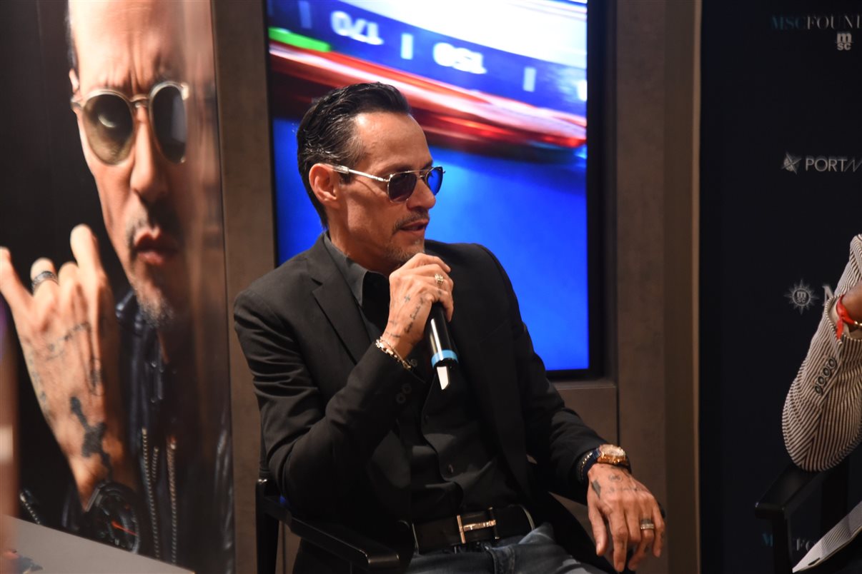 Orlando Bloom no espaço MSC Foundation, dentro do navio