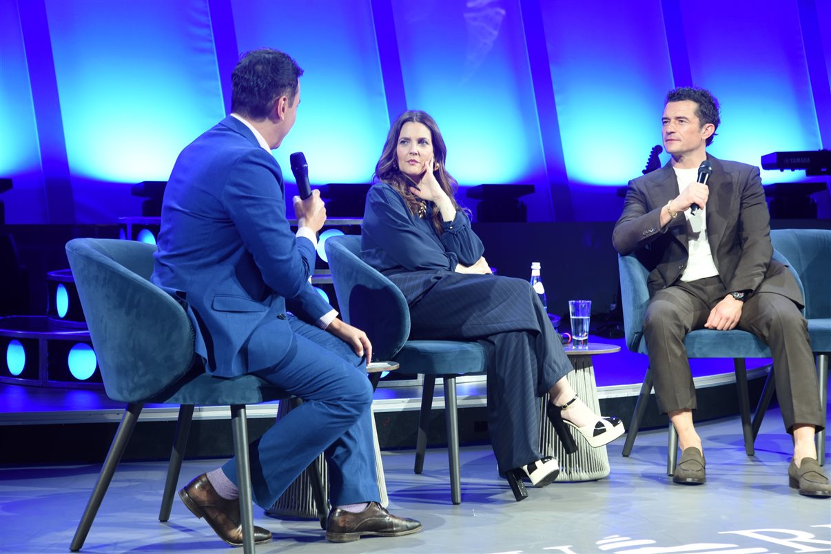 Orlando Bloom no espaço MSC Foundation, dentro do navio