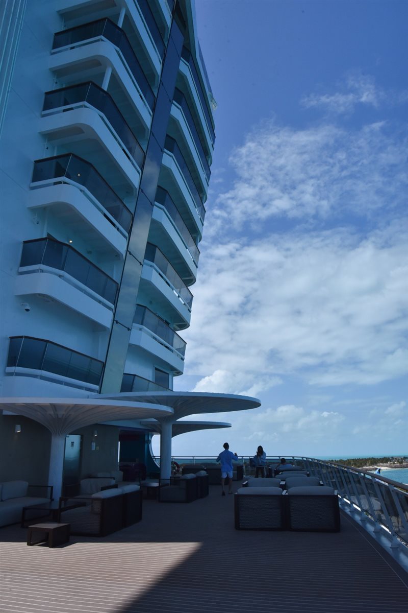 Chegando no deck 8, o ambinete do navio muda na entrada da World Promenade