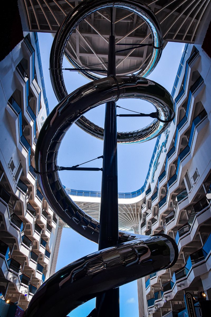 Chegando no deck 8, o ambinete do navio muda na entrada da World Promenade