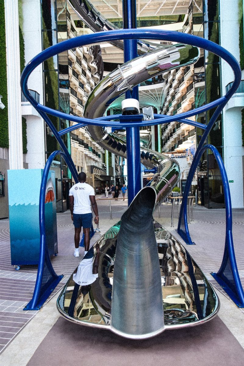 Chegando no deck 8, o ambinete do navio muda na entrada da World Promenade