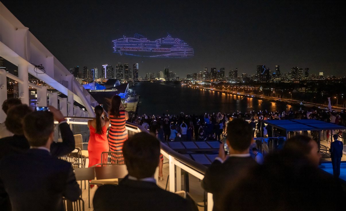 A cerimônia de inauguração do MSC World America teve um show de drones que fazia algumas formações no céu. Aqui os drones fazem um navio