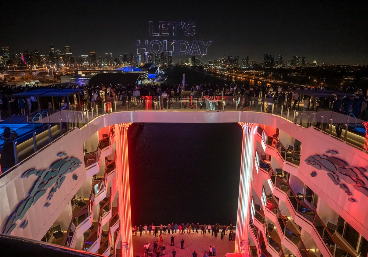 A cerimônia de inauguração do MSC World America teve um show de drones que fazia algumas formações no céu. Aqui os drones fazem um navio