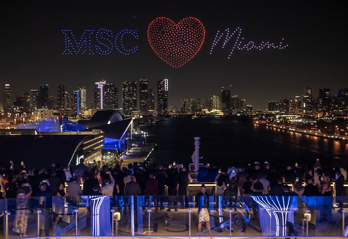 A cerimônia de inauguração do MSC World America teve um show de drones que fazia algumas formações no céu. Aqui os drones fazem um navio
