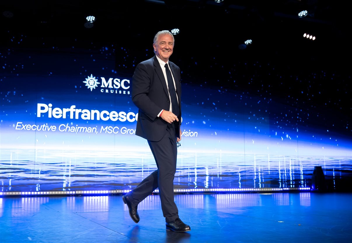 A cerimônia de inauguração do MSC World America teve um show de drones que fazia algumas formações no céu. Aqui os drones fazem um navio