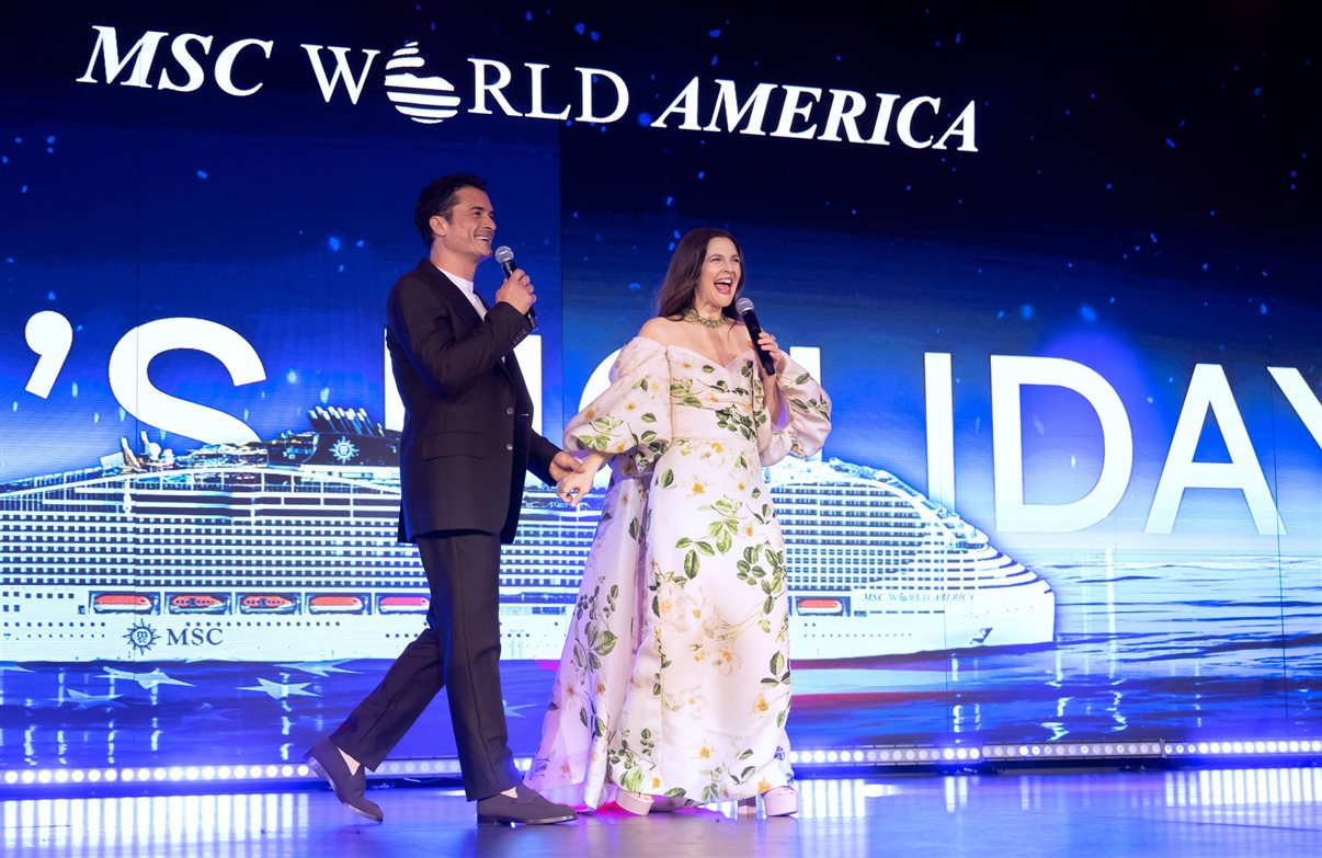 A cerimônia de inauguração do MSC World America teve um show de drones que fazia algumas formações no céu. Aqui os drones fazem um navio