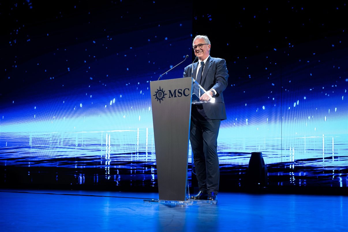 A cerimônia de inauguração do MSC World America teve um show de drones que fazia algumas formações no céu. Aqui os drones fazem um navio
