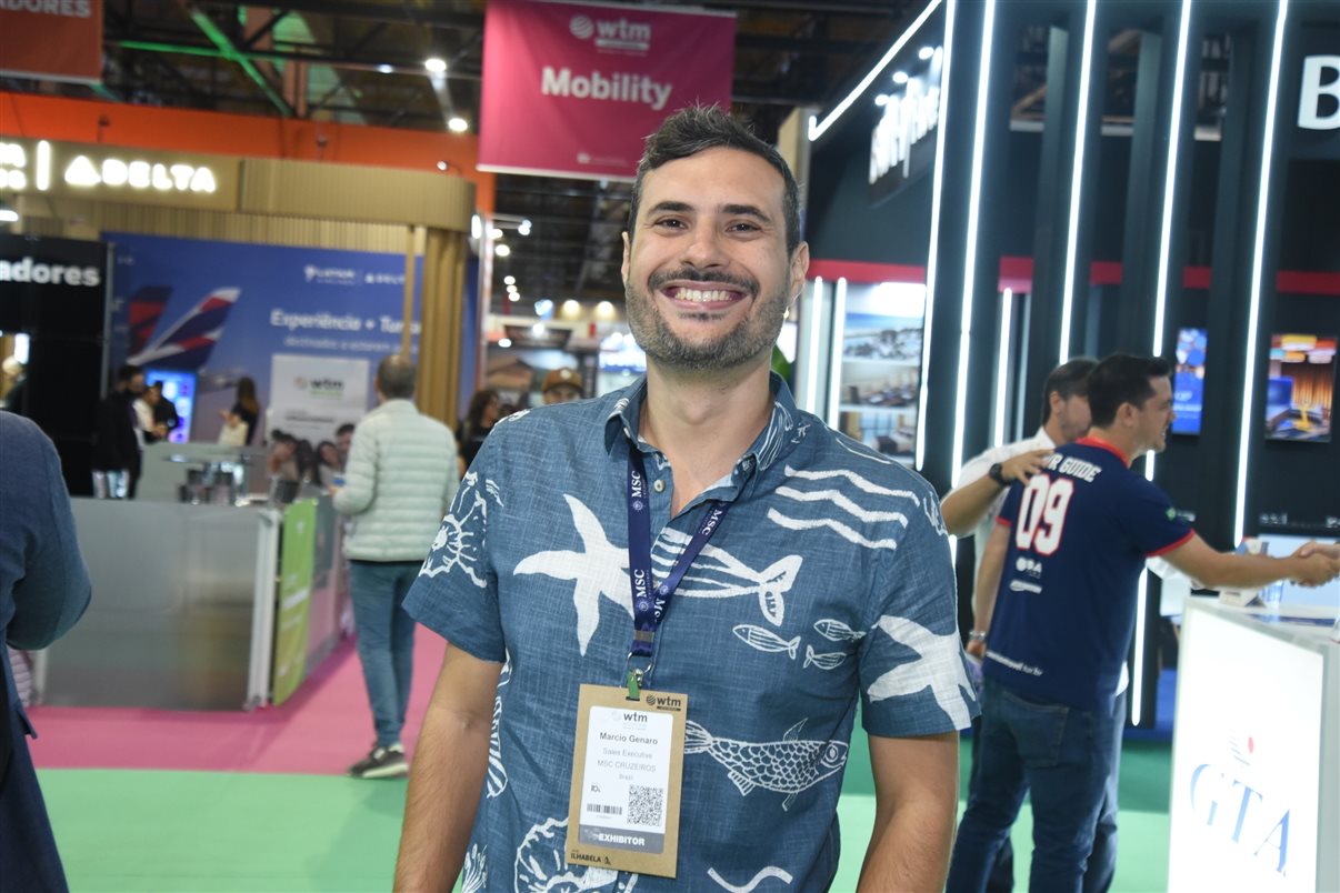 Artur Luiz Andrade, da PANROTAS, e Rosália Lucas, secretária de Turismo da Paraíba
