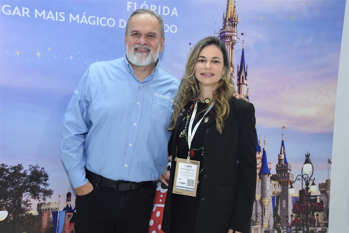 Artur Luiz Andrade, da PANROTAS, e Rosália Lucas, secretária de Turismo da Paraíba