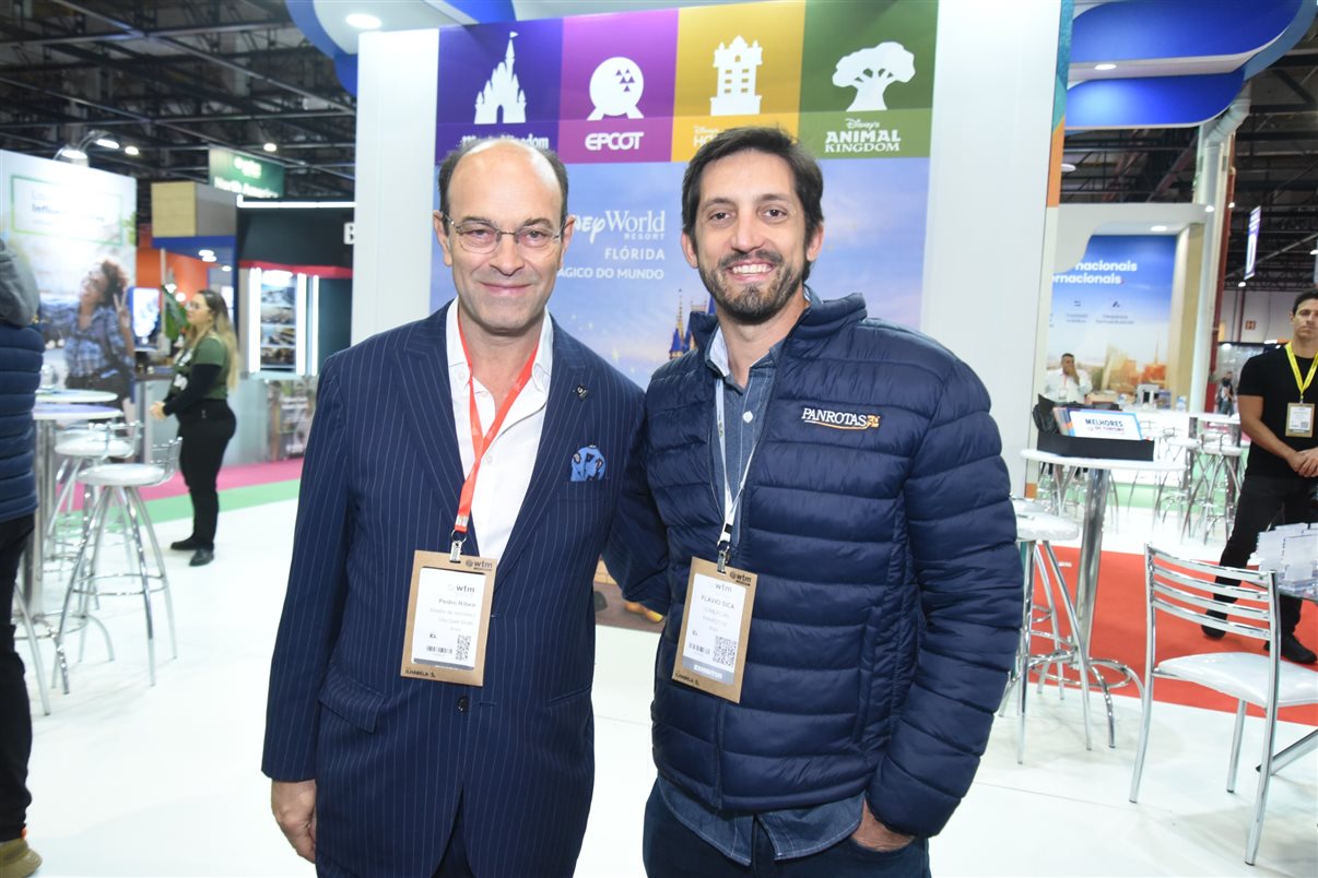 Artur Luiz Andrade, da PANROTAS, e Rosália Lucas, secretária de Turismo da Paraíba