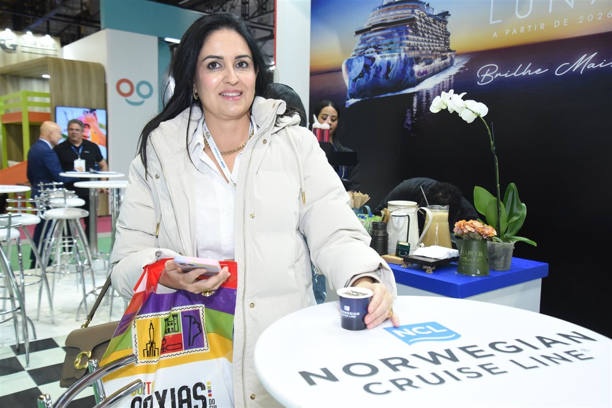 Artur Luiz Andrade, da PANROTAS, e Rosália Lucas, secretária de Turismo da Paraíba