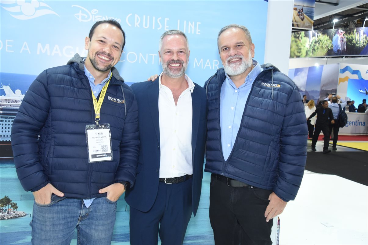 Artur Luiz Andrade, da PANROTAS, e Rosália Lucas, secretária de Turismo da Paraíba