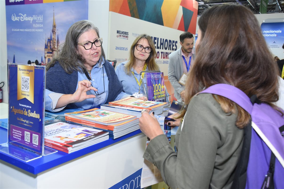 Artur Luiz Andrade, da PANROTAS, e Rosália Lucas, secretária de Turismo da Paraíba