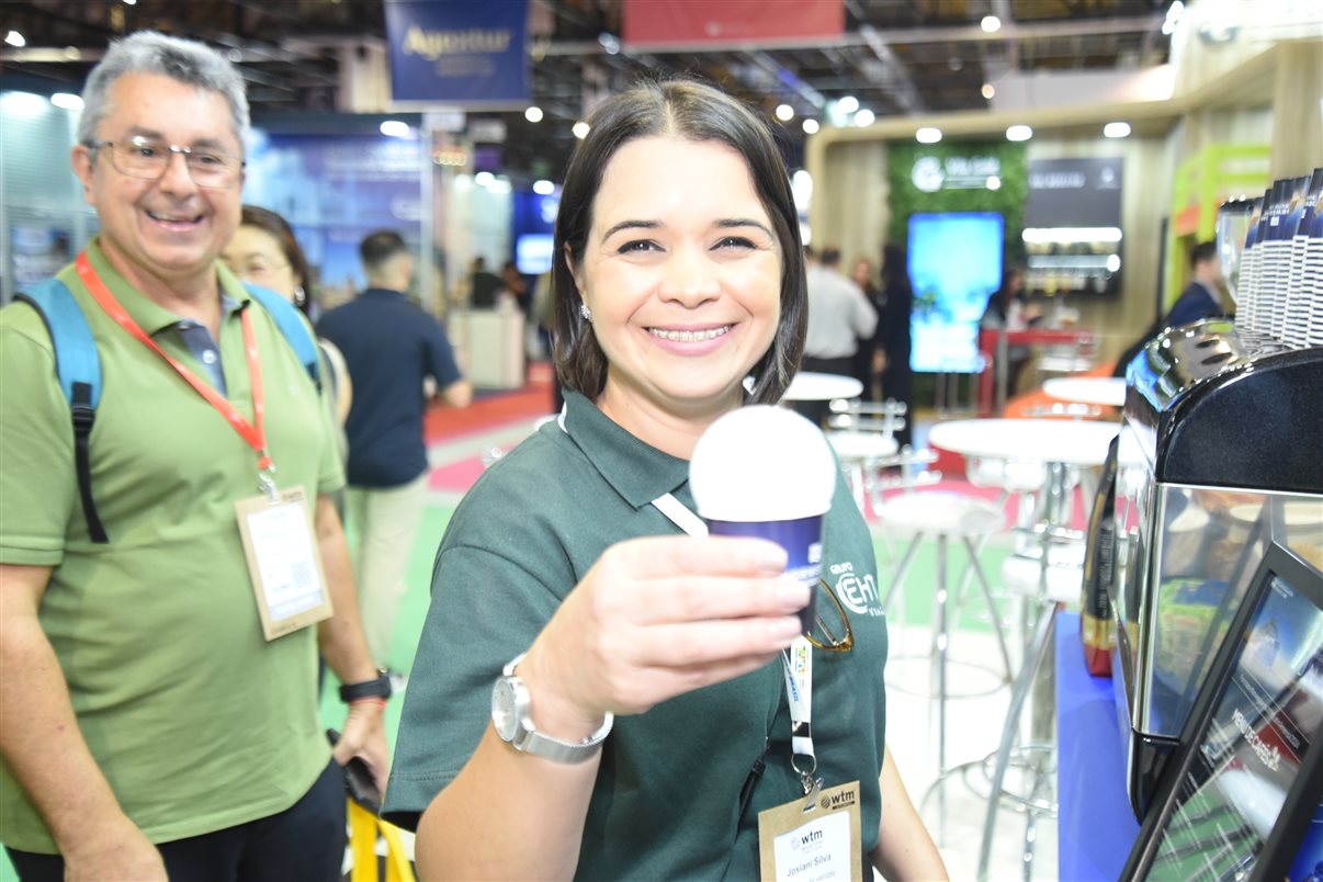 Artur Luiz Andrade, da PANROTAS, e Rosália Lucas, secretária de Turismo da Paraíba