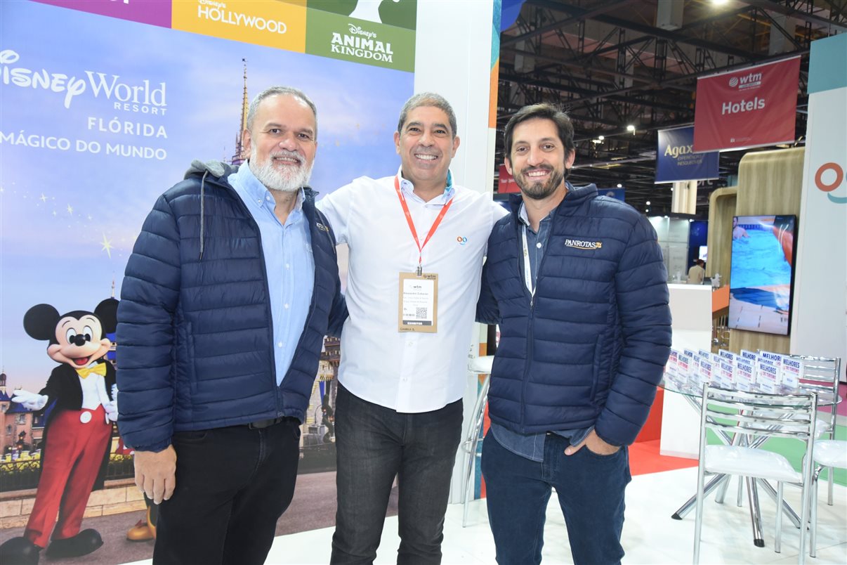 Artur Luiz Andrade, da PANROTAS, e Rosália Lucas, secretária de Turismo da Paraíba