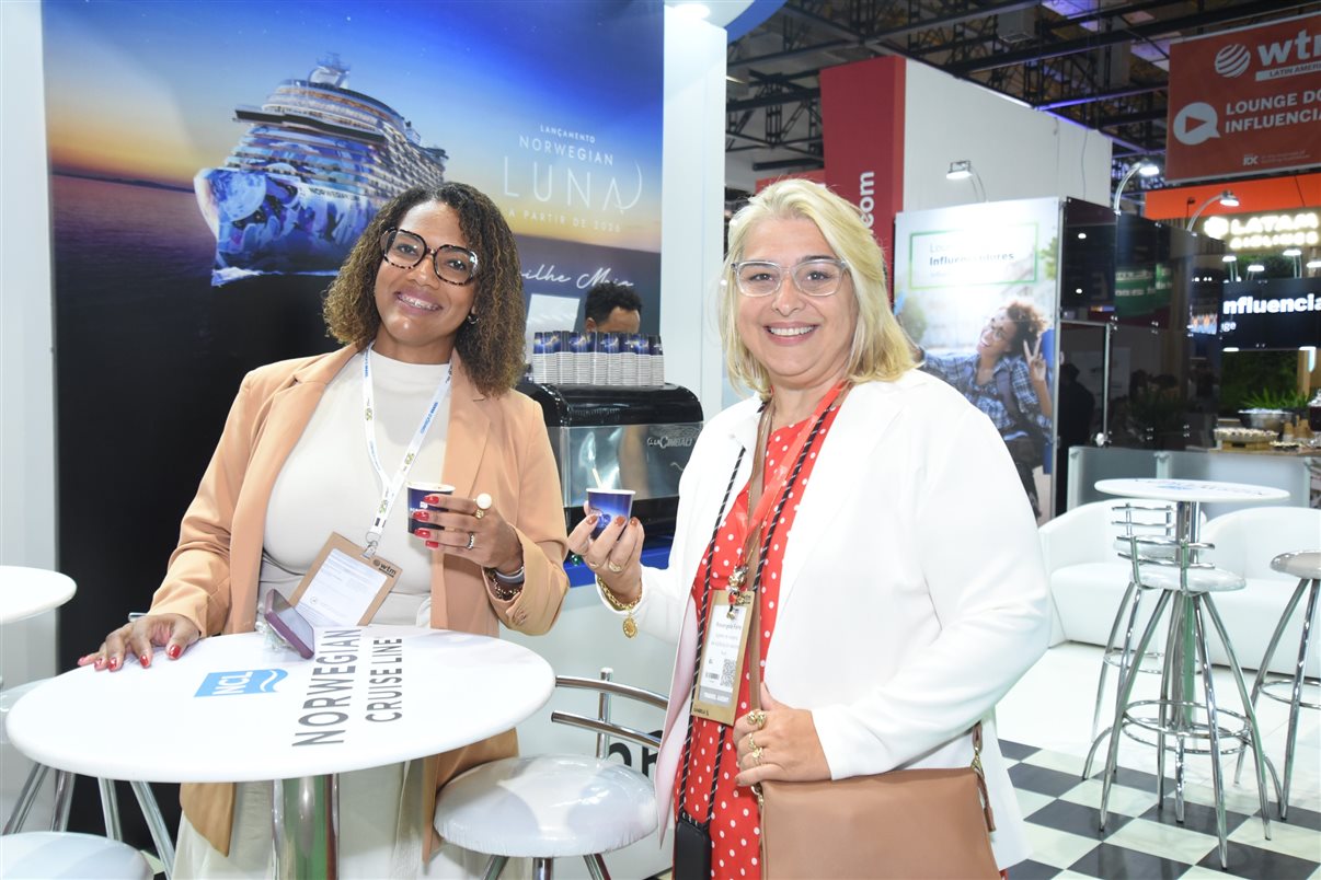 Artur Luiz Andrade, da PANROTAS, e Rosália Lucas, secretária de Turismo da Paraíba