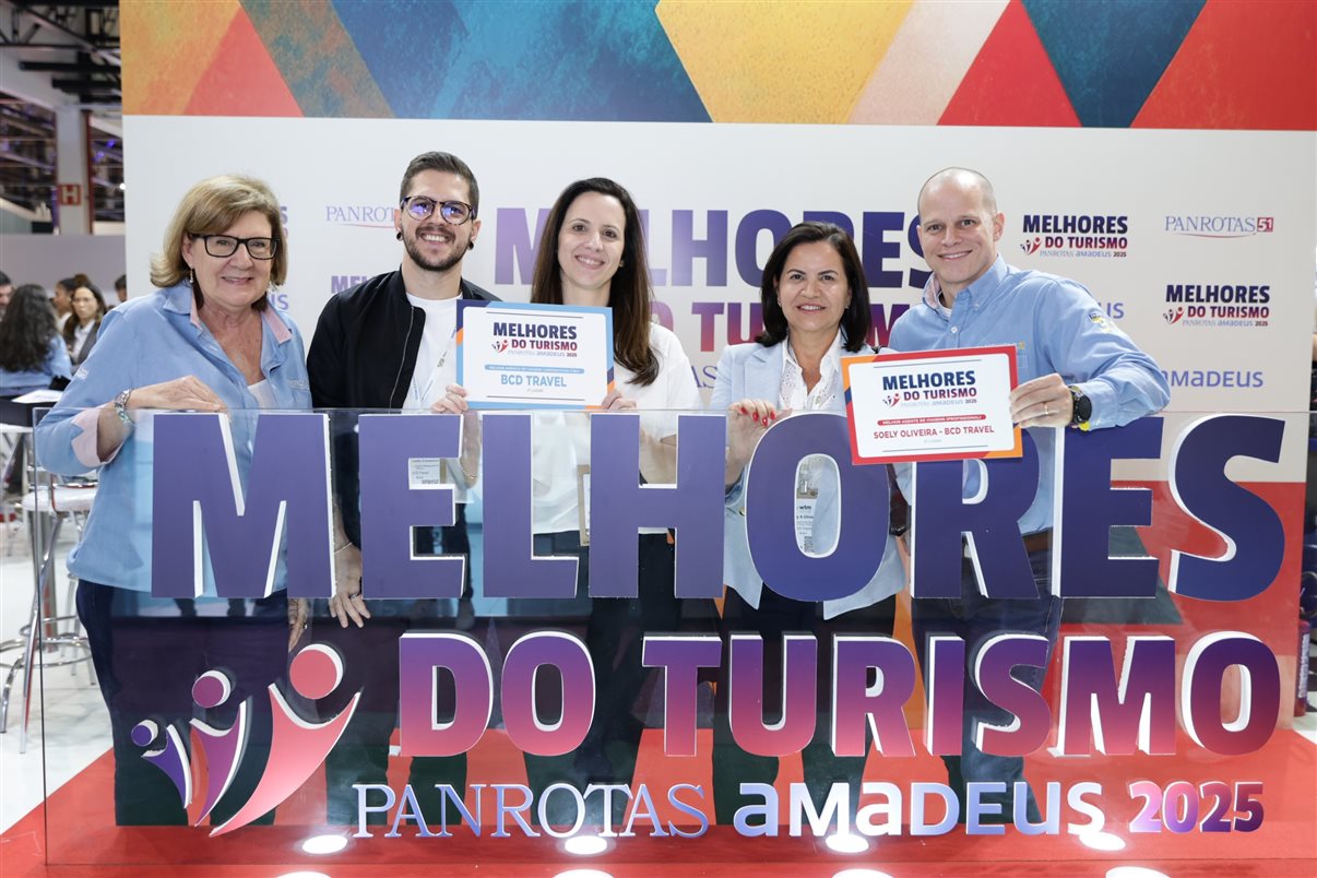 Marco Aurelio, Carla Rodrigues e Soely Oliveira recebem prêmio pela BCD Travel, eleita entre as melhores agências de viagens corporativas (TMCs)