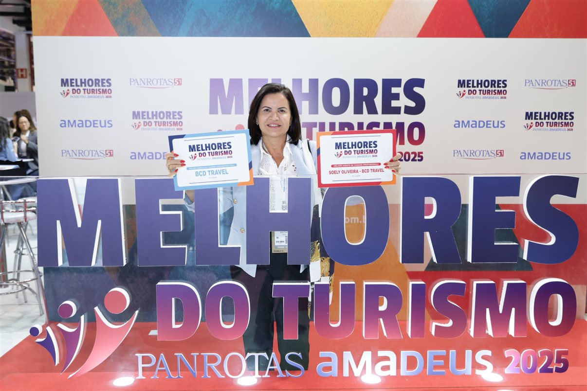 Marco Aurelio, Carla Rodrigues e Soely Oliveira recebem prêmio pela BCD Travel, eleita entre as melhores agências de viagens corporativas (TMCs)