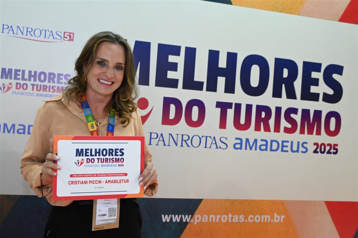 Marco Aurelio, Carla Rodrigues e Soely Oliveira recebem prêmio pela BCD Travel, eleita entre as melhores agências de viagens corporativas (TMCs)