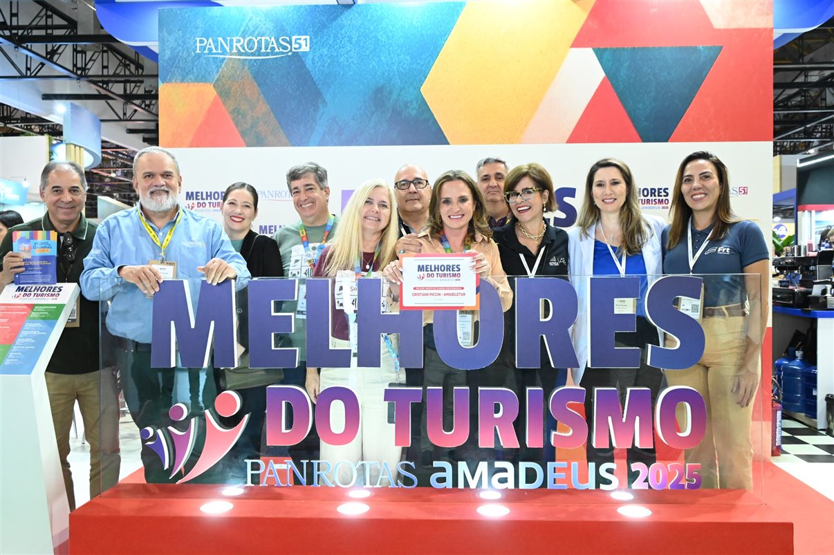 Marco Aurelio, Carla Rodrigues e Soely Oliveira recebem prêmio pela BCD Travel, eleita entre as melhores agências de viagens corporativas (TMCs)