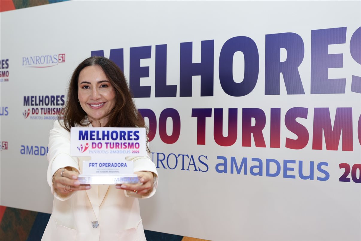 Marco Aurelio, Carla Rodrigues e Soely Oliveira recebem prêmio pela BCD Travel, eleita entre as melhores agências de viagens corporativas (TMCs)