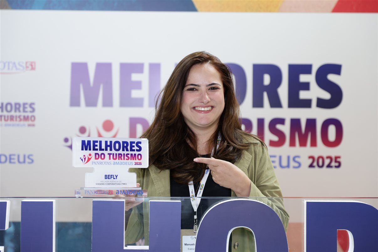 Marco Aurelio, Carla Rodrigues e Soely Oliveira recebem prêmio pela BCD Travel, eleita entre as melhores agências de viagens corporativas (TMCs)