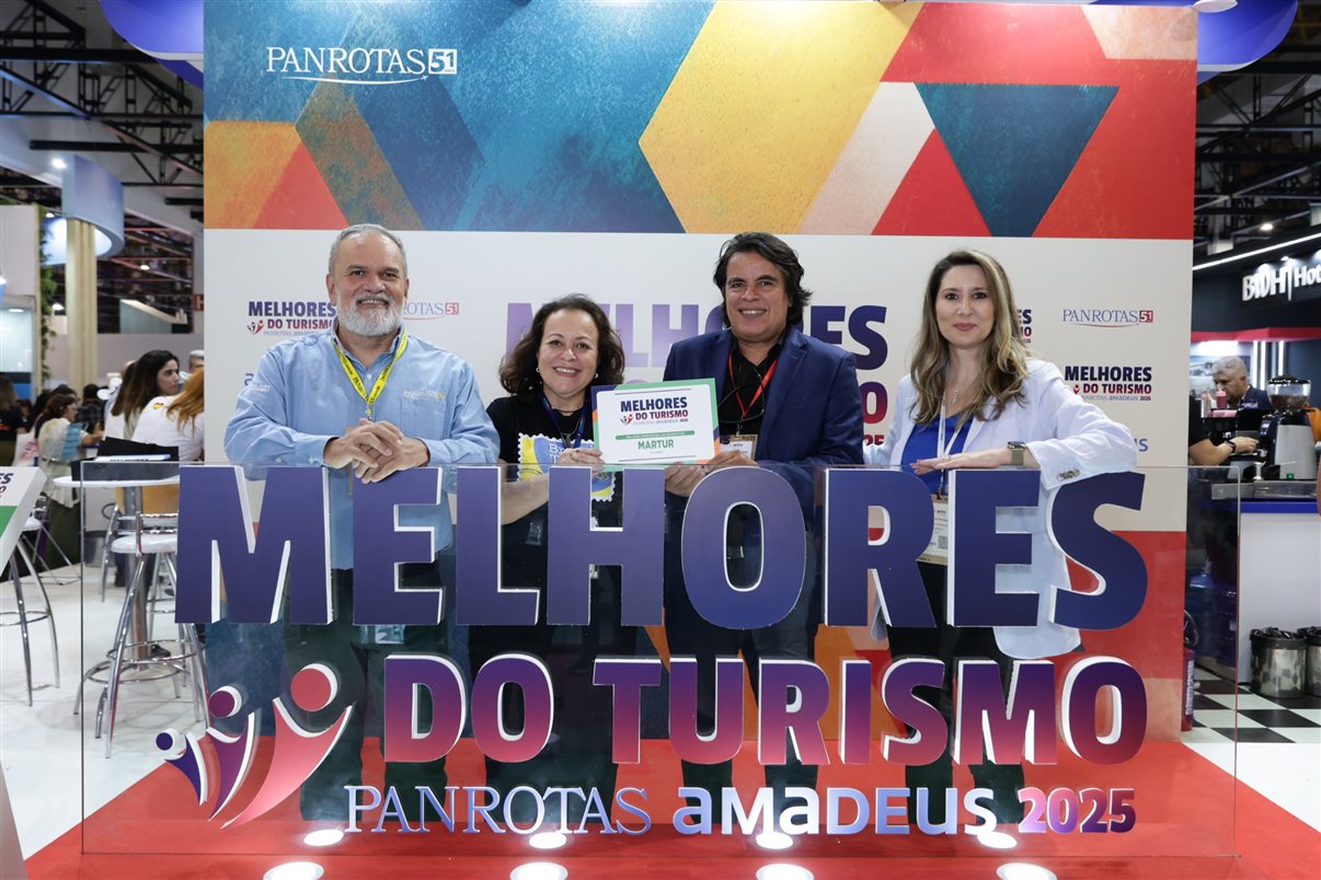Marco Aurelio, Carla Rodrigues e Soely Oliveira recebem prêmio pela BCD Travel, eleita entre as melhores agências de viagens corporativas (TMCs)