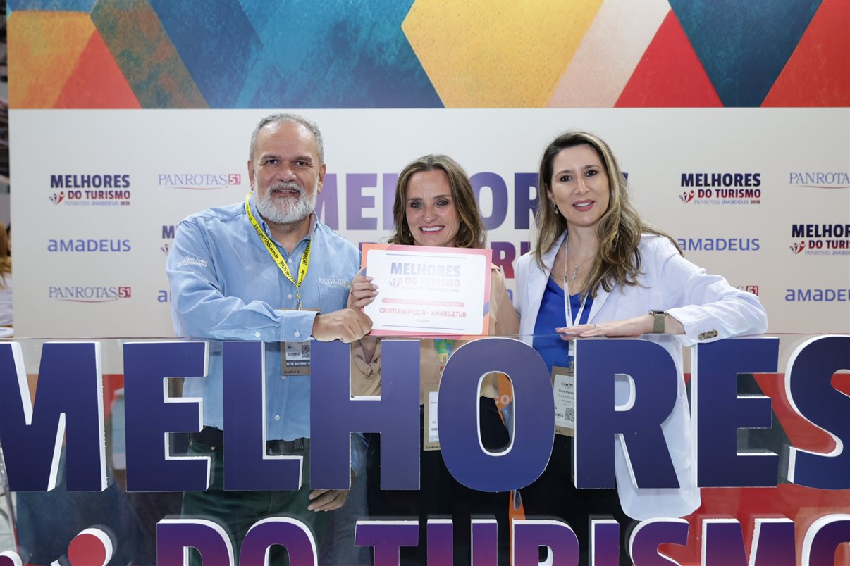 Marco Aurelio, Carla Rodrigues e Soely Oliveira recebem prêmio pela BCD Travel, eleita entre as melhores agências de viagens corporativas (TMCs)