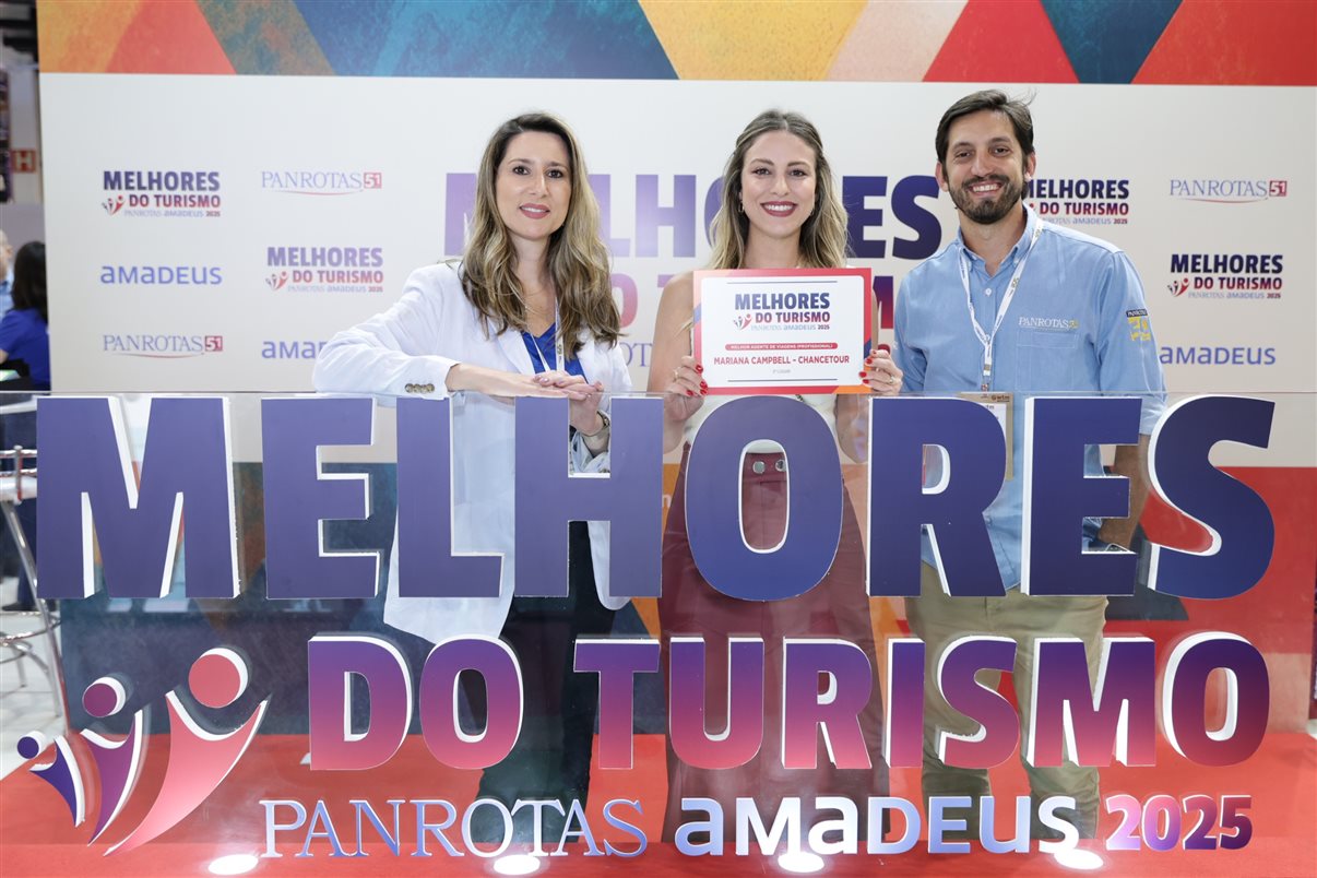 Marco Aurelio, Carla Rodrigues e Soely Oliveira recebem prêmio pela BCD Travel, eleita entre as melhores agências de viagens corporativas (TMCs)