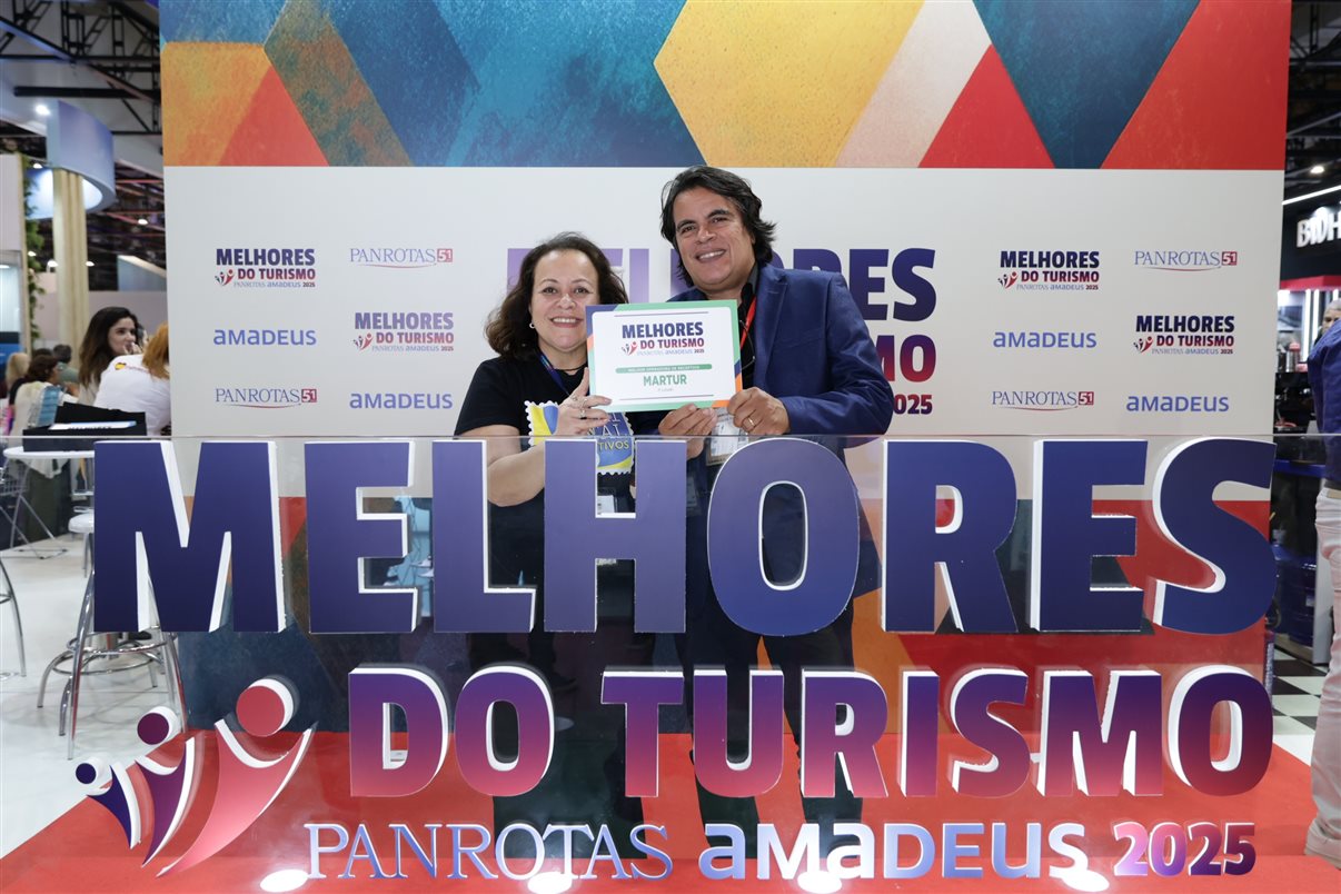 Marco Aurelio, Carla Rodrigues e Soely Oliveira recebem prêmio pela BCD Travel, eleita entre as melhores agências de viagens corporativas (TMCs)