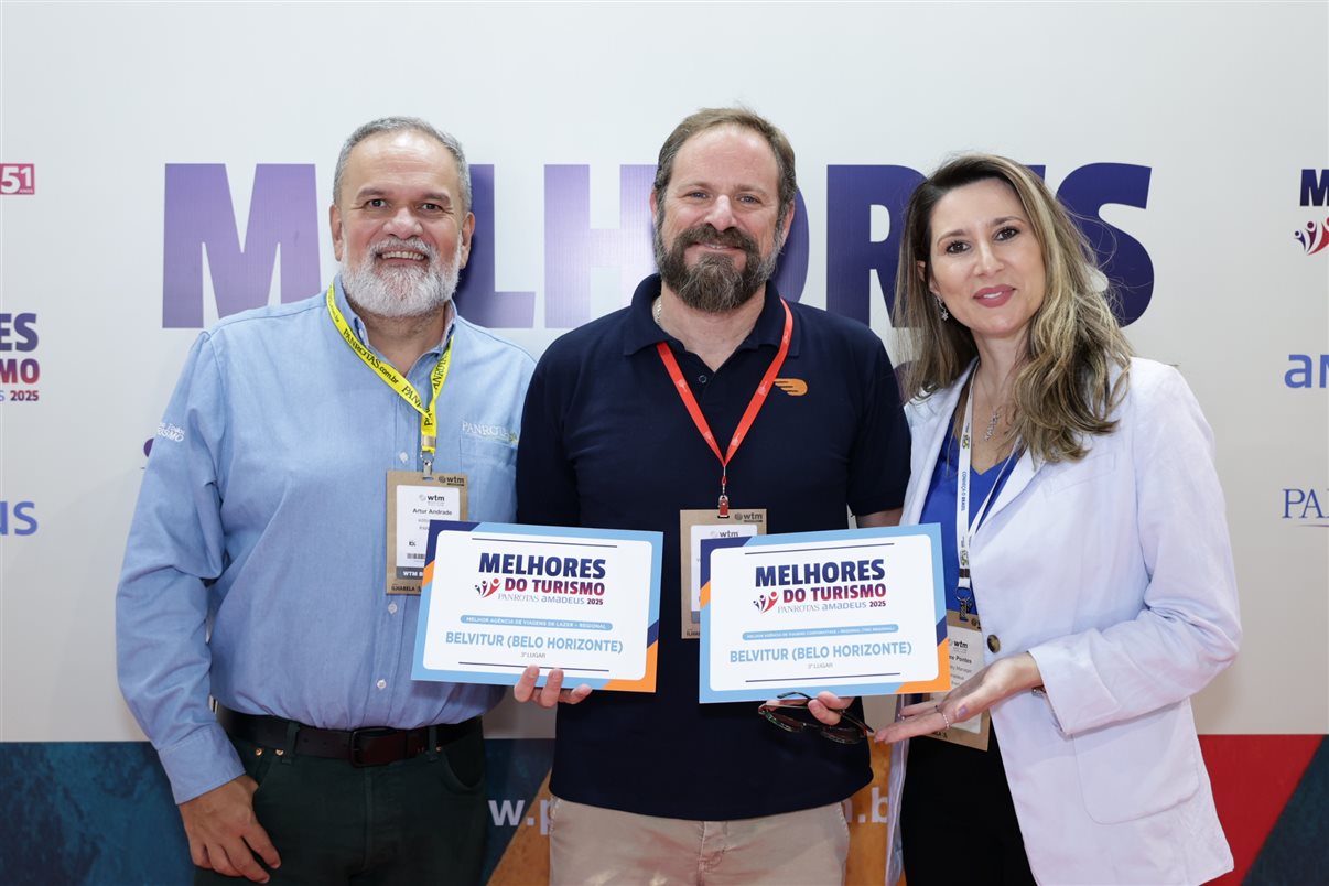 Marco Aurelio, Carla Rodrigues e Soely Oliveira recebem prêmio pela BCD Travel, eleita entre as melhores agências de viagens corporativas (TMCs)
