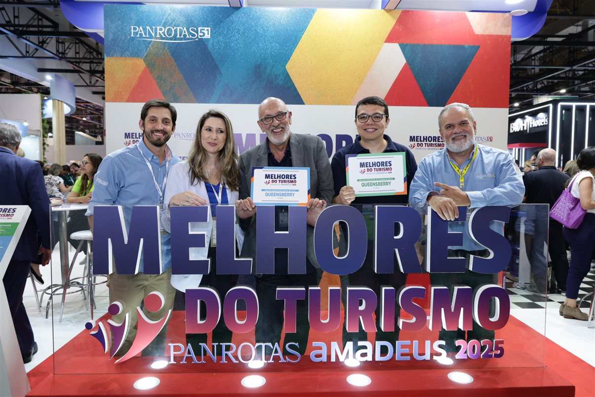 Marco Aurelio, Carla Rodrigues e Soely Oliveira recebem prêmio pela BCD Travel, eleita entre as melhores agências de viagens corporativas (TMCs)