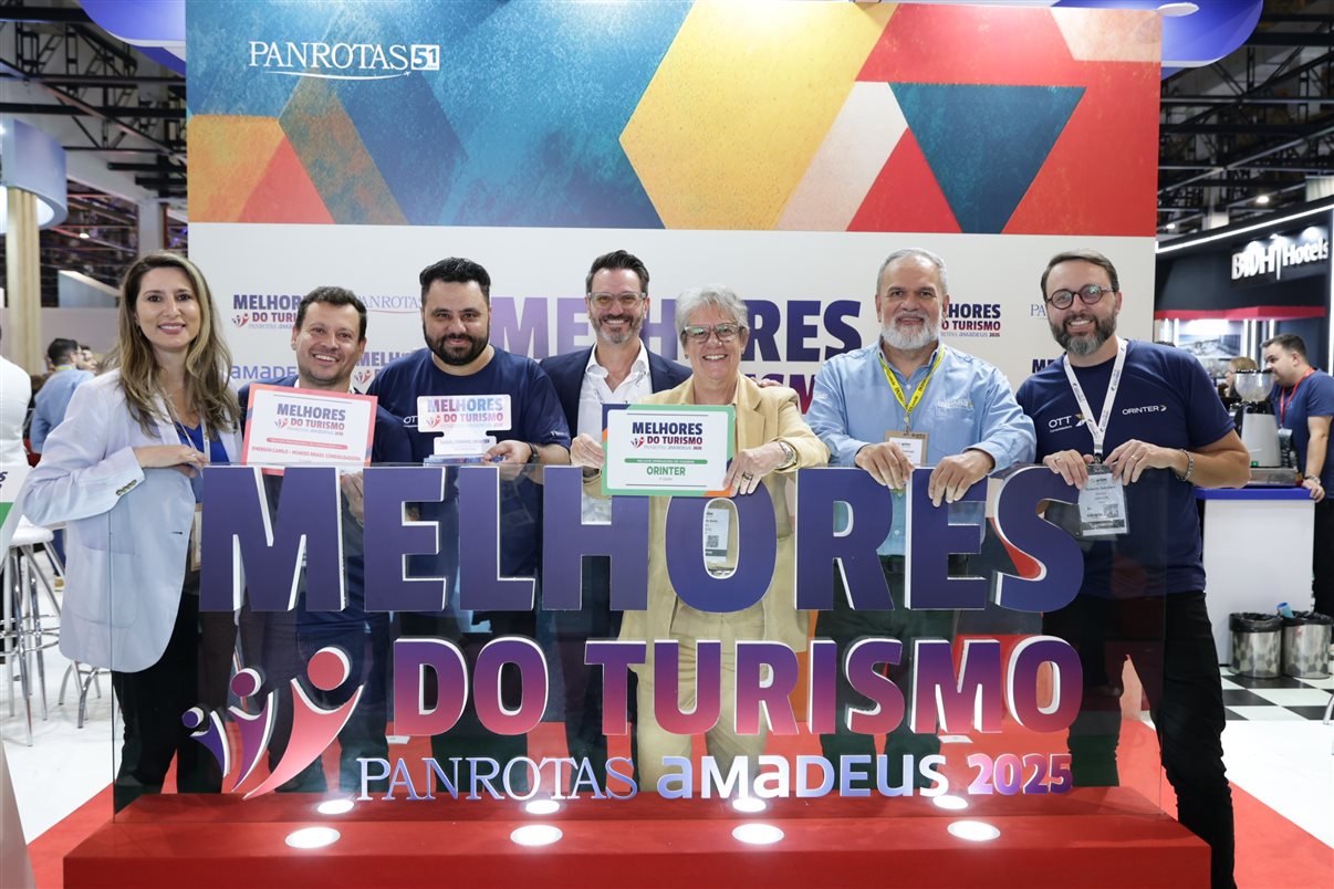 Marco Aurelio, Carla Rodrigues e Soely Oliveira recebem prêmio pela BCD Travel, eleita entre as melhores agências de viagens corporativas (TMCs)