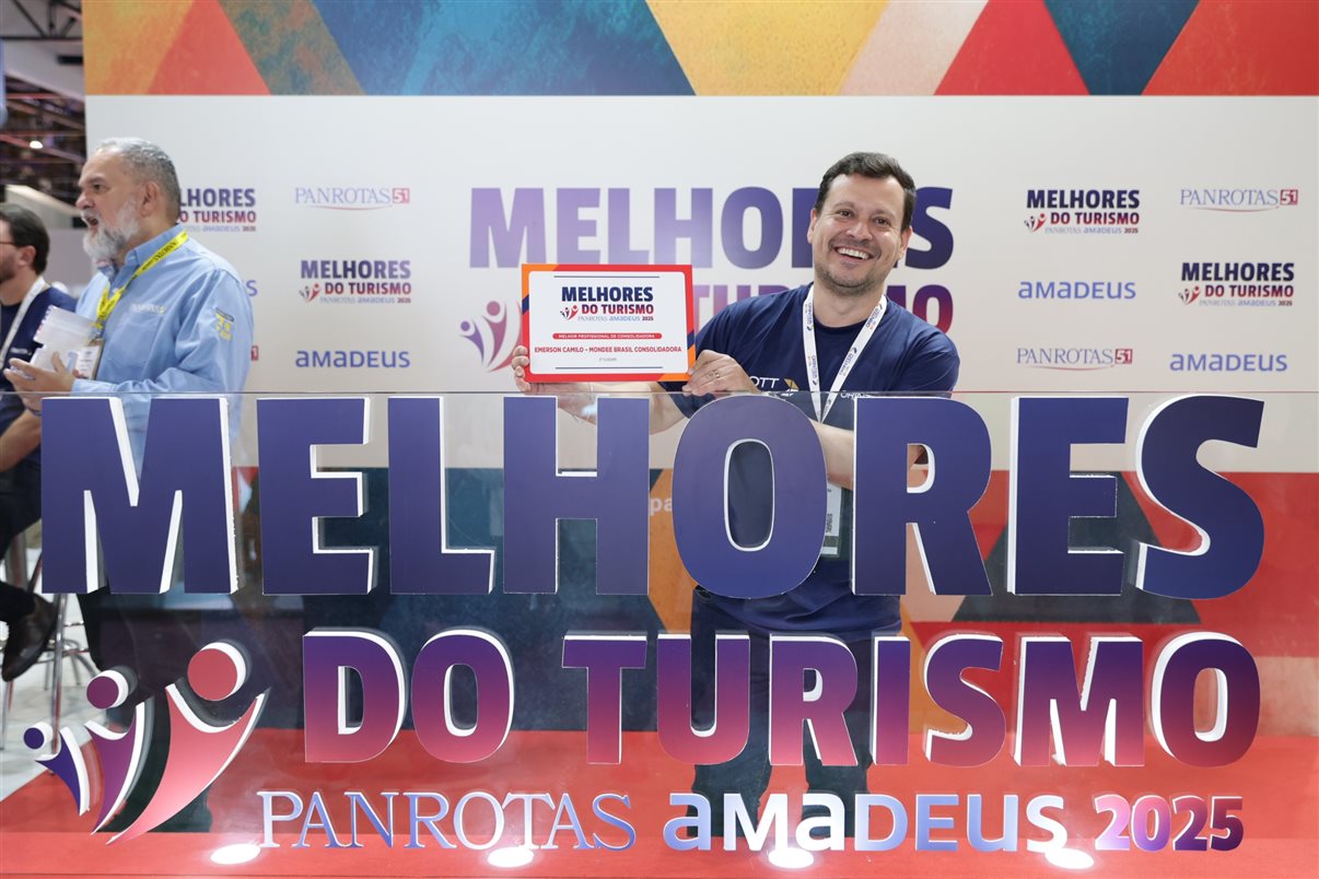 Marco Aurelio, Carla Rodrigues e Soely Oliveira recebem prêmio pela BCD Travel, eleita entre as melhores agências de viagens corporativas (TMCs)