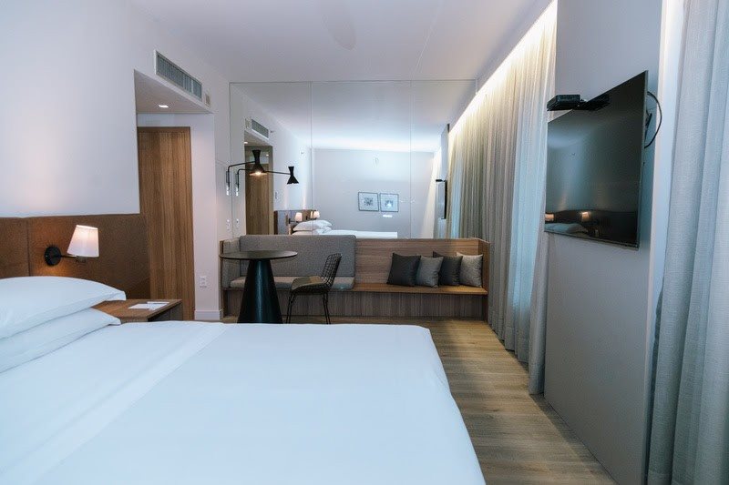 Projeto contemplou a renovação de mobiliários, substituição de carpetes por pisos frios e nova iluminação