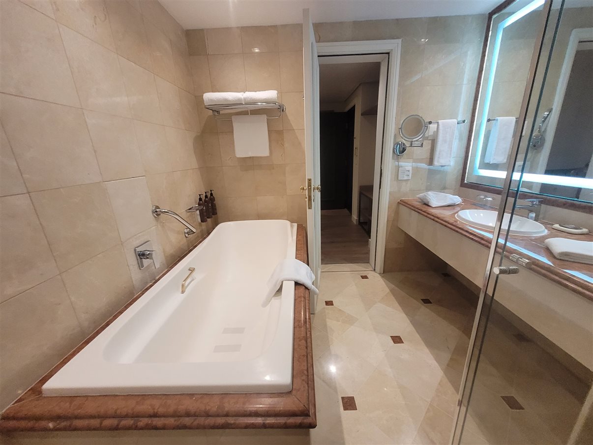 Projeto contemplou a renovação de mobiliários, substituição de carpetes por pisos frios e nova iluminação