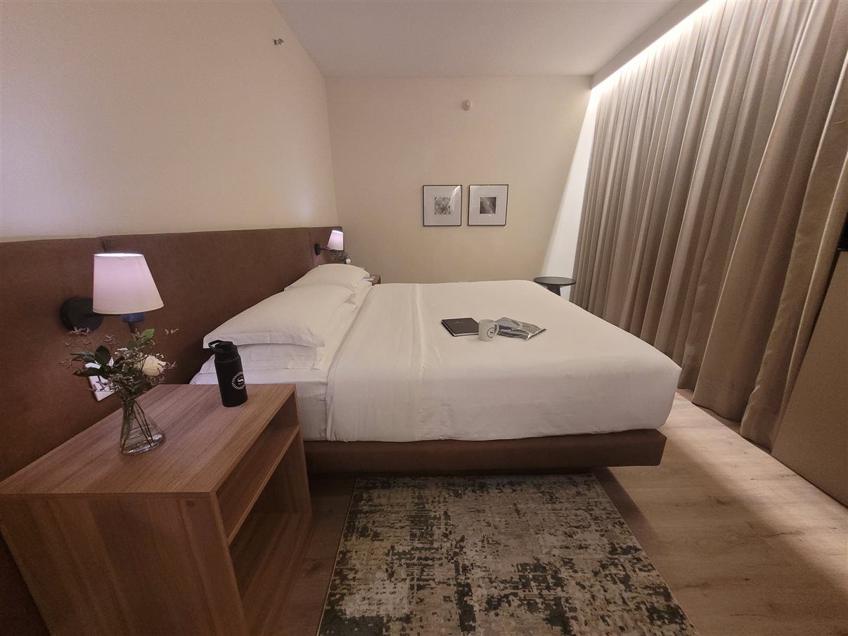 Projeto contemplou a renovação de mobiliários, substituição de carpetes por pisos frios e nova iluminação