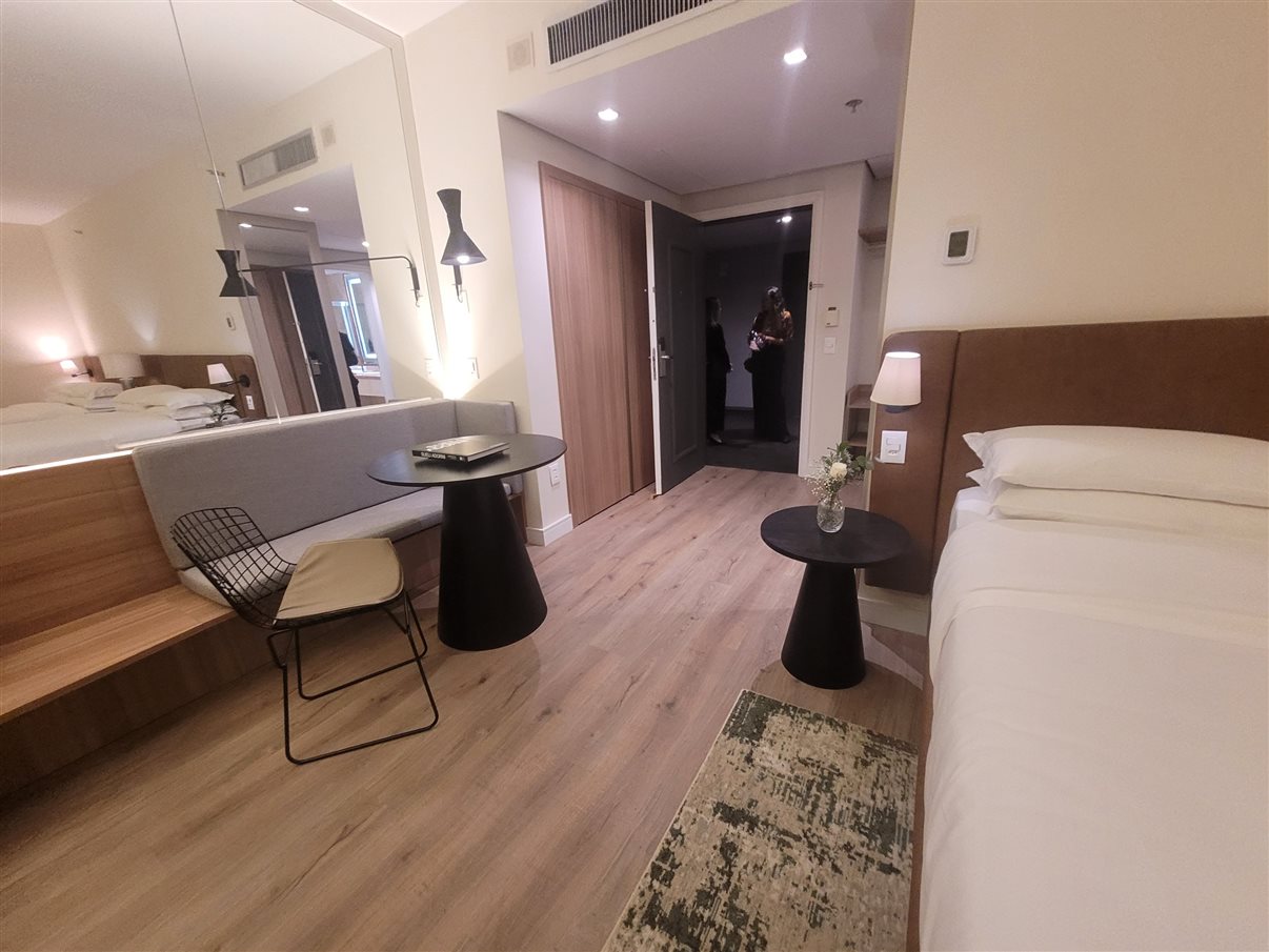 Projeto contemplou a renovação de mobiliários, substituição de carpetes por pisos frios e nova iluminação