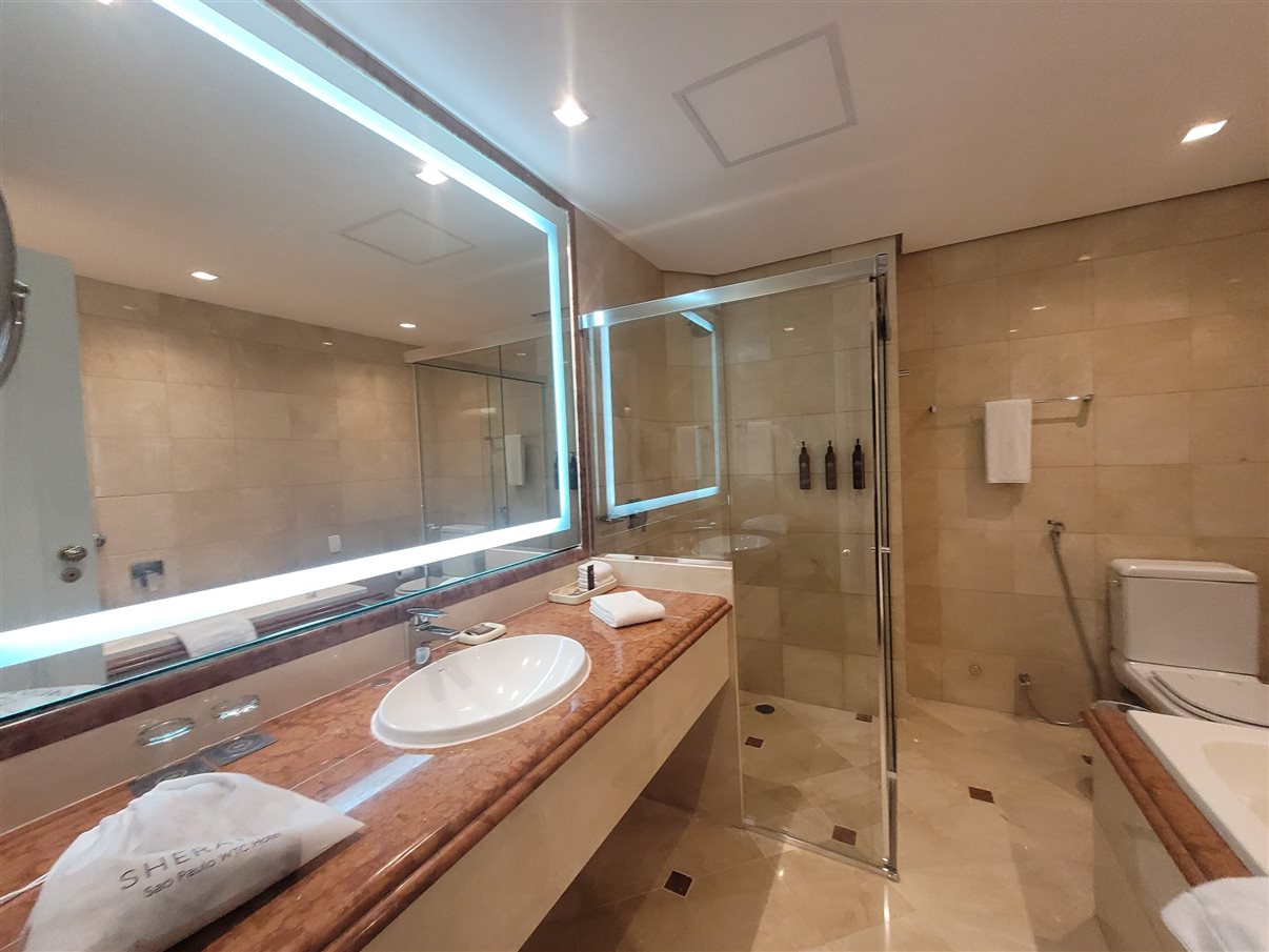 Projeto contemplou a renovação de mobiliários, substituição de carpetes por pisos frios e nova iluminação