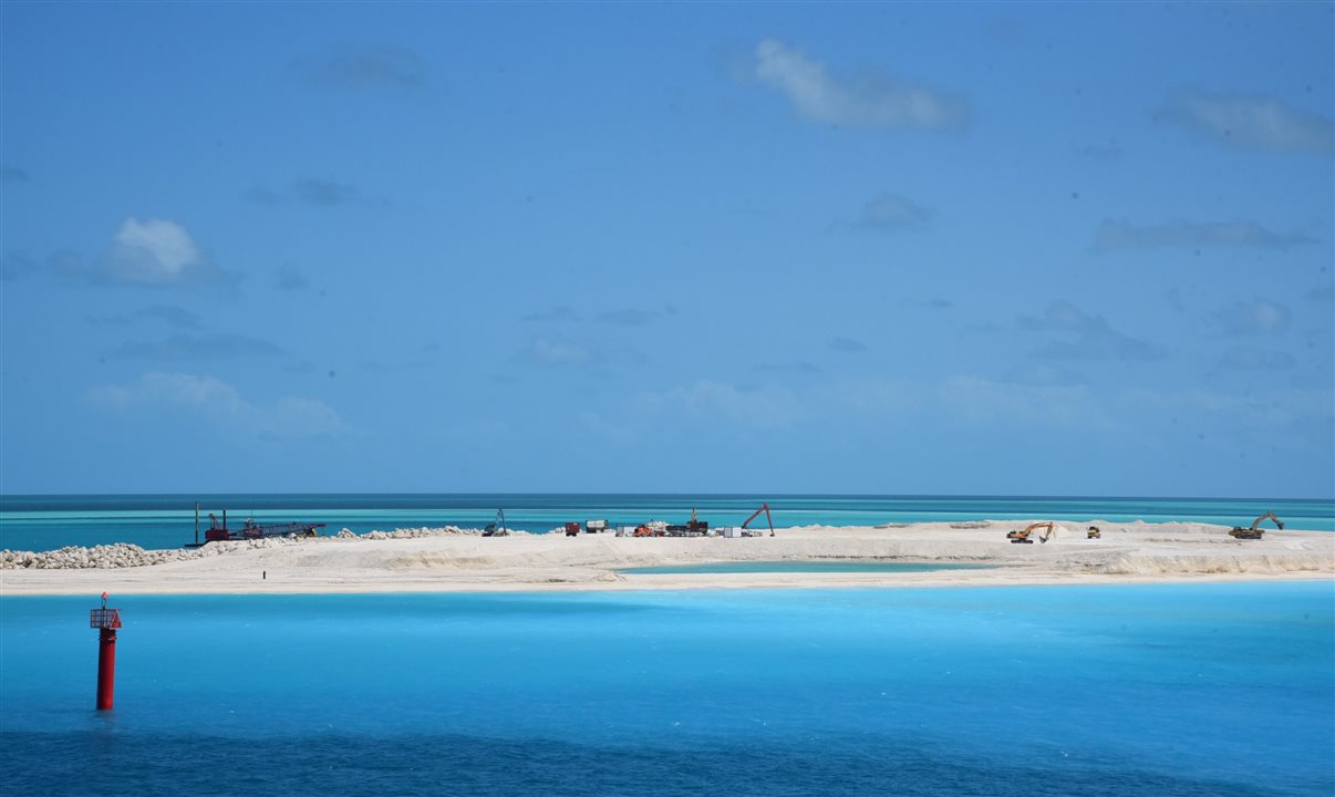 Atracado na Ocean Cay é possível ver a movimentação de obras em um banco de areia ao lado da ilha