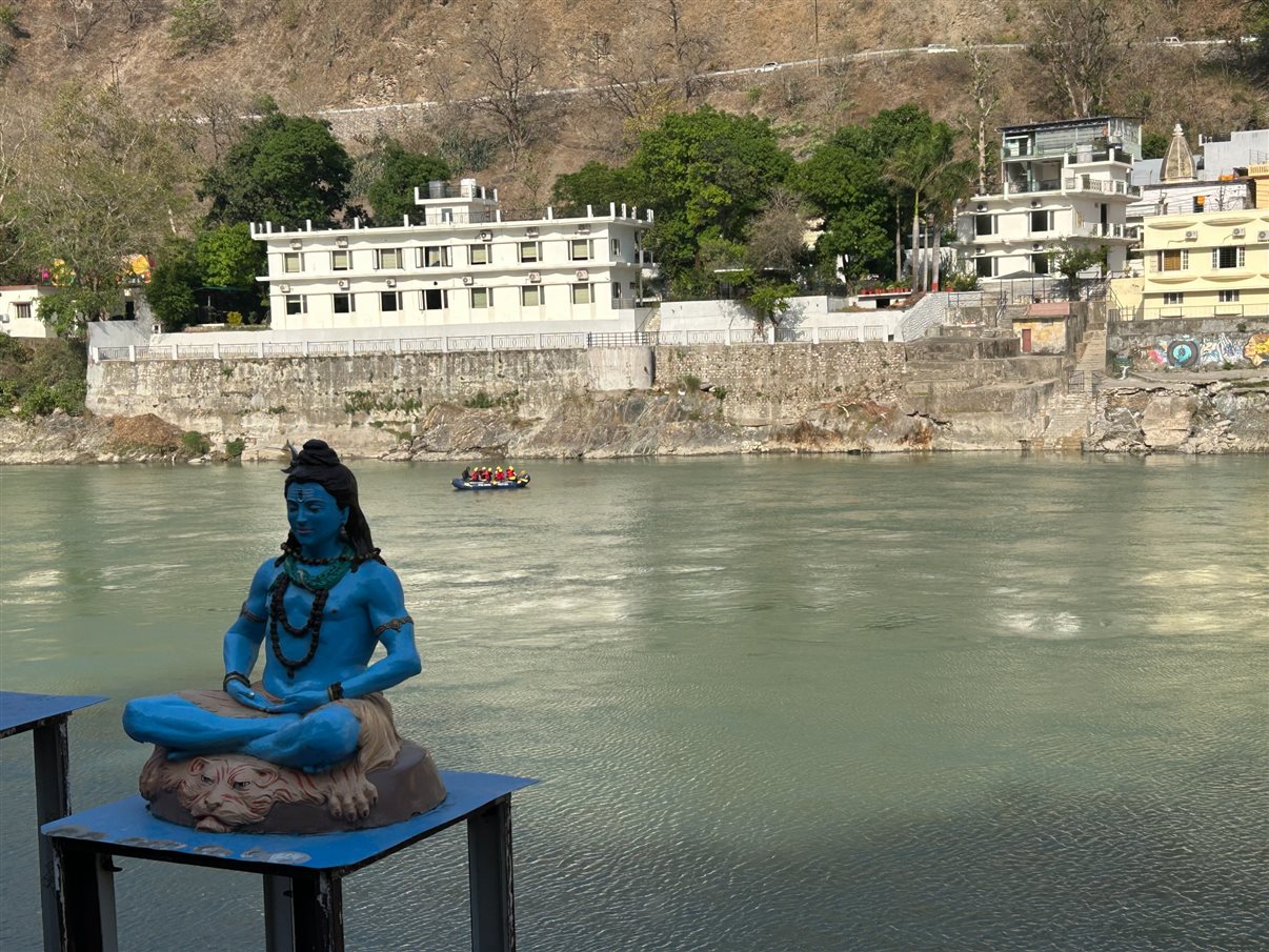 Tony Saad, da Ânima Viagens, se sentiu conectado com o Ganges e tirou alguns minutos para meditar e mergulhar no rio