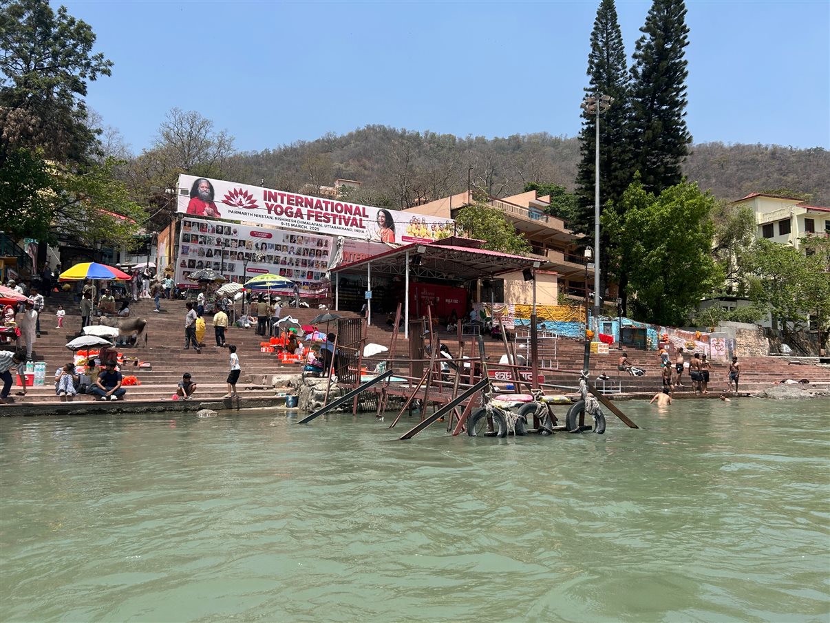 Tony Saad, da Ânima Viagens, se sentiu conectado com o Ganges e tirou alguns minutos para meditar e mergulhar no rio