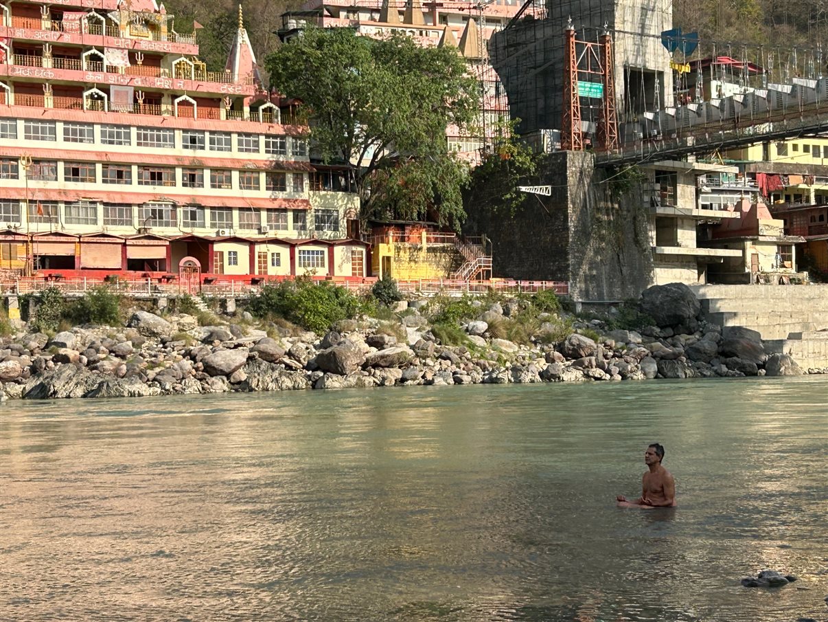 Tony Saad, da Ânima Viagens, se sentiu conectado com o Ganges e tirou alguns minutos para meditar e mergulhar no rio