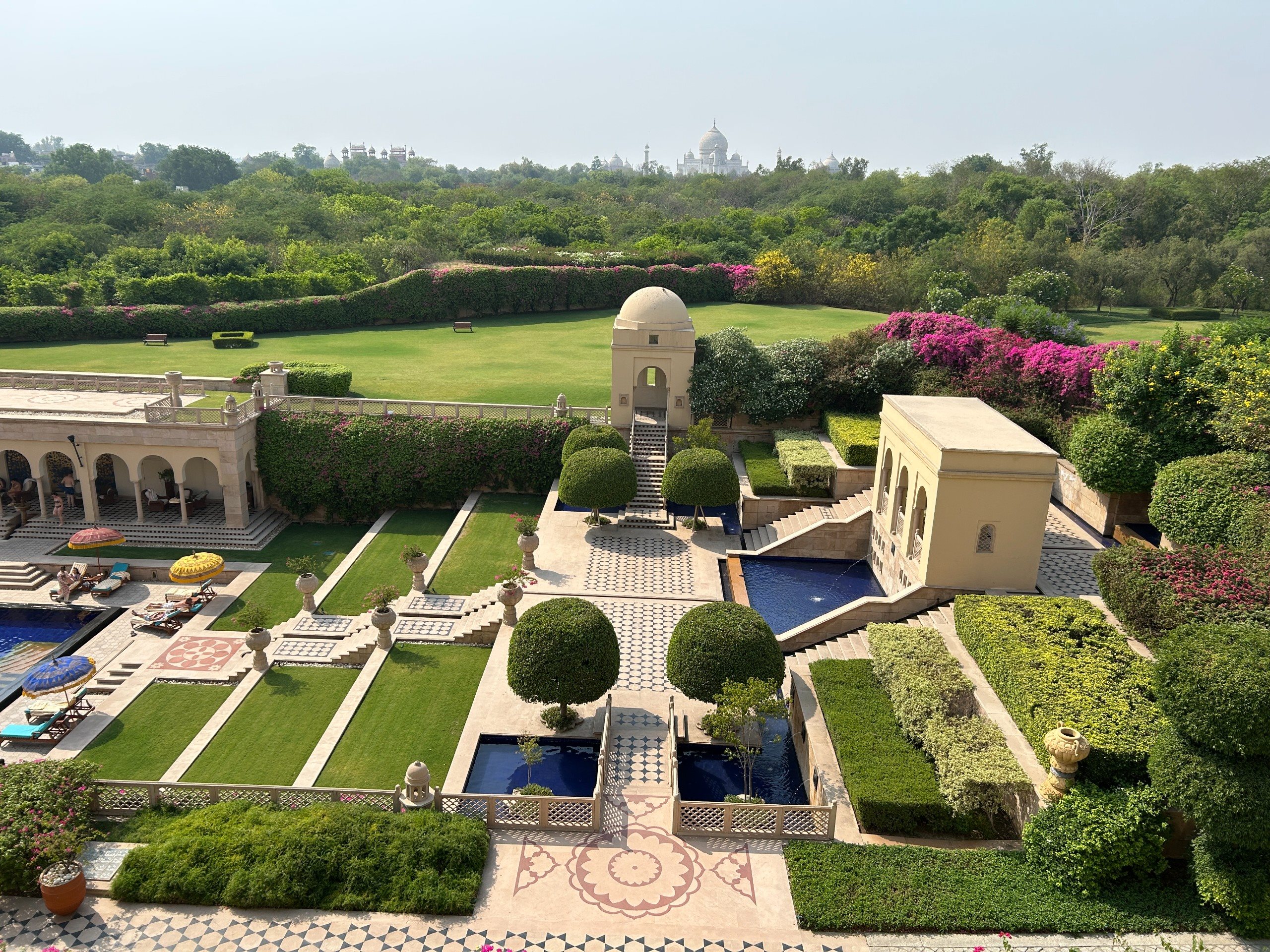 The Oberoi Amarvilas com Taj Mahal ao fundo